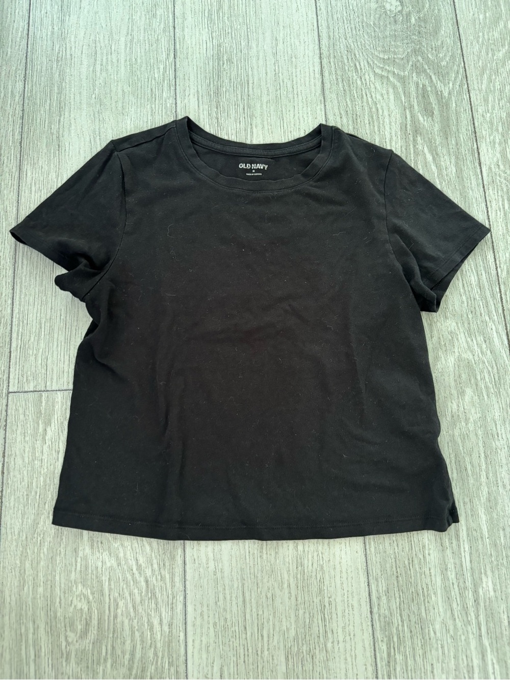 Old Navy classic tee in black. EUC.
